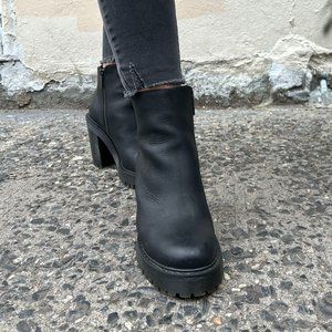 Womens Size: 9 Dr. Martens Magdalena Women's Leather Heeled Chelsea Boots Black